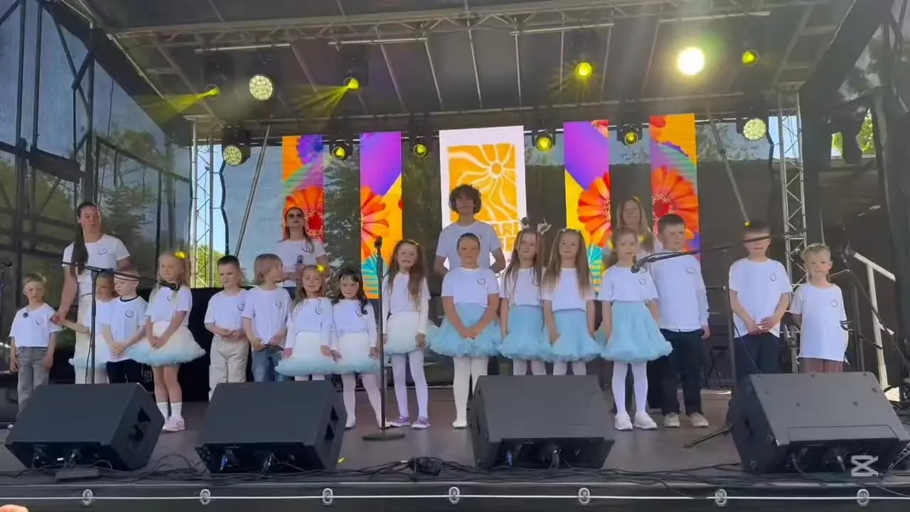 Vaikai pasirodo scenoje