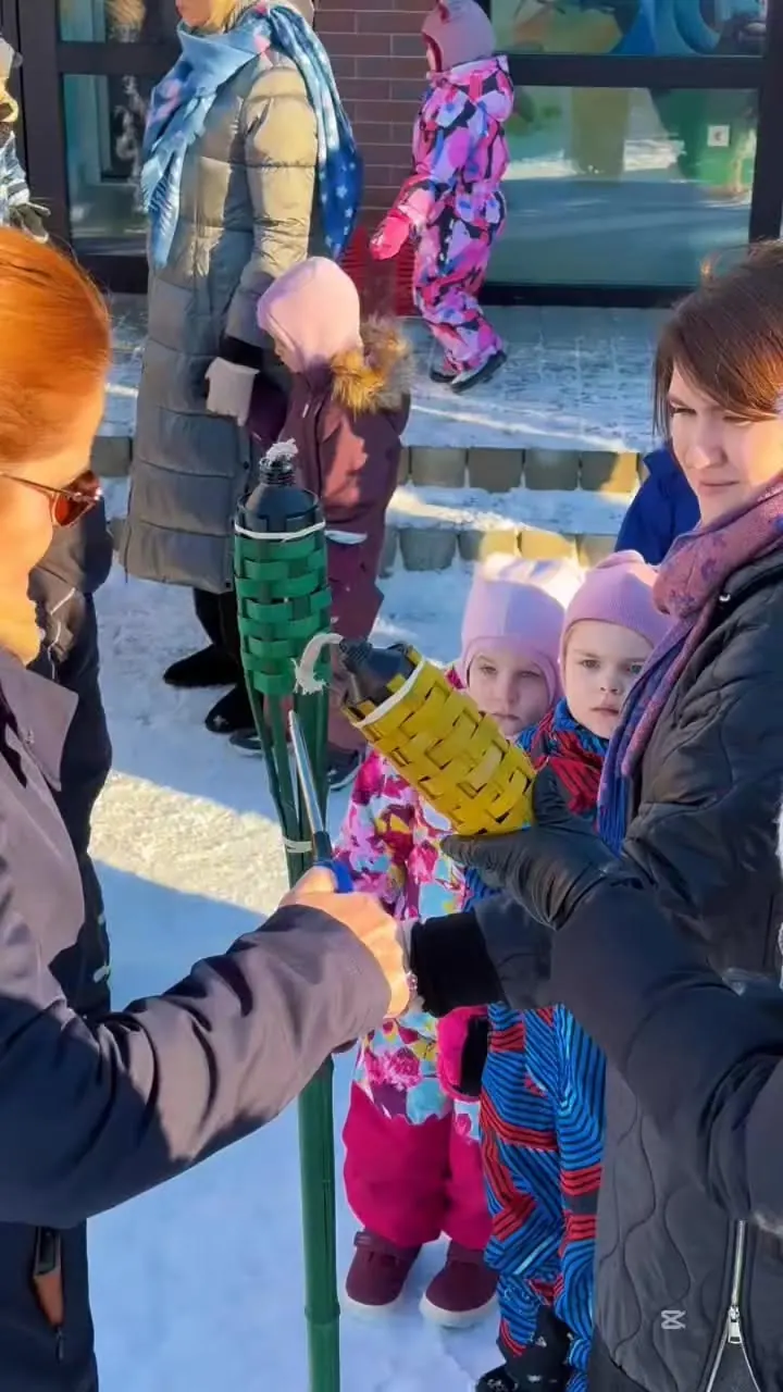 Vaikai dirba su pedagogu
